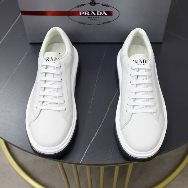 Prada 普拉达 -高端品质 原单 -鞋面：摔纹小牛皮、鞋身车缝品牌金属扣件、鞋舌.后跟.高周波品牌logo -内里：水染牛皮 -大底：超轻tpu发泡.橡胶；